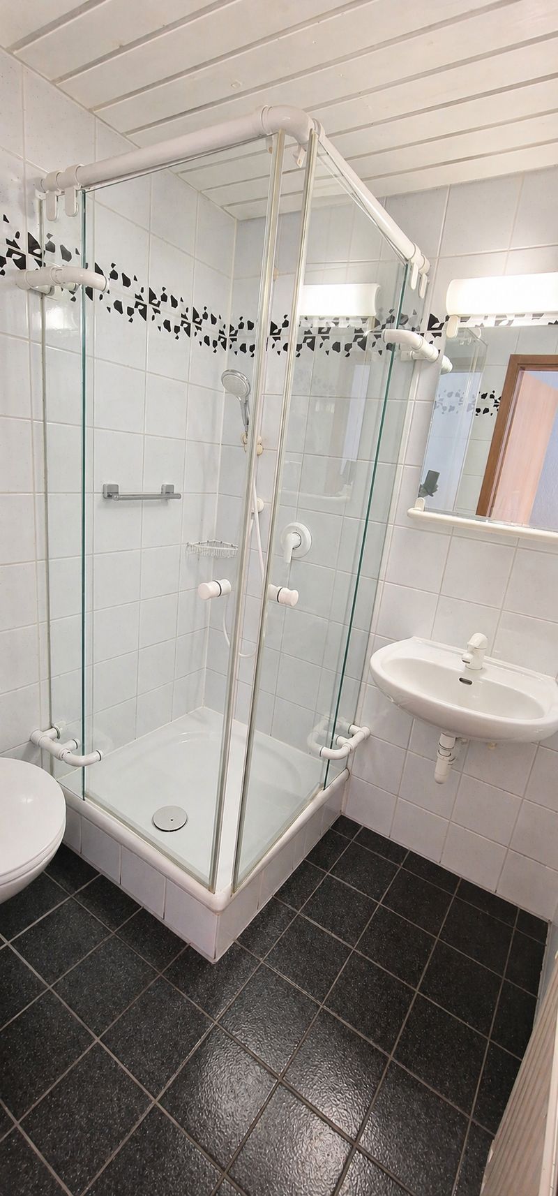 Badezimmer mit Dusche und Waschbecken im Hotel Zum Goldenen Hahnen
